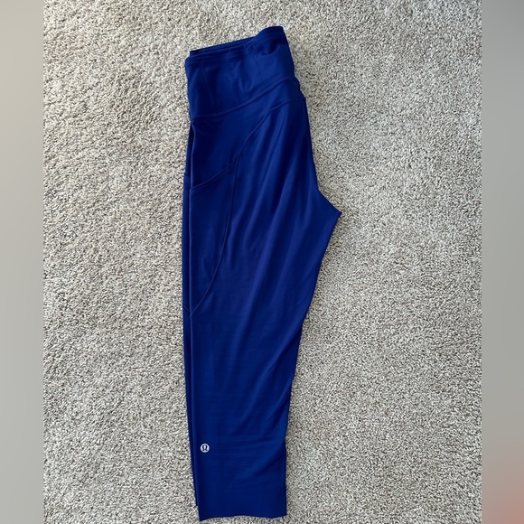 Lululemon Size 8 crop with pockets - Picture 1 of 2